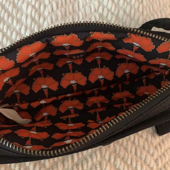 Gap Black Clutch Wristlet Wallet NWT - Picture 3 of 3